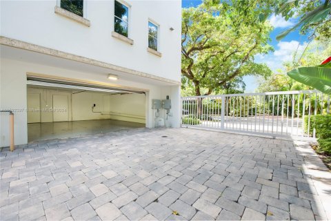 Townhouse in Coral Gables, Florida 3 bedrooms, 307.23 sq.m. № 1184640 - photo 10