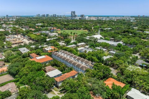 Townhouse in Coral Gables, Florida 3 bedrooms, 307.23 sq.m. № 1184640 - photo 25