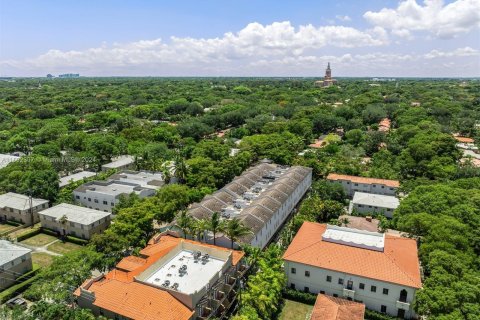 Townhouse in Coral Gables, Florida 3 bedrooms, 307.23 sq.m. № 1184640 - photo 26