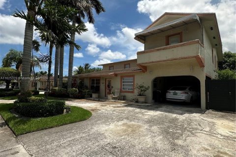 House in Miami, Florida 6 bedrooms, 389.17 sq.m. № 1272153 - photo 2