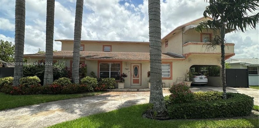 House in Miami, Florida 6 bedrooms, 389.17 sq.m. № 1272153