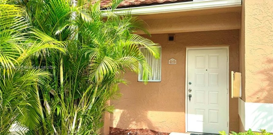 Townhouse in Plantation, Florida 3 bedrooms, 140.75 sq.m. № 1013790