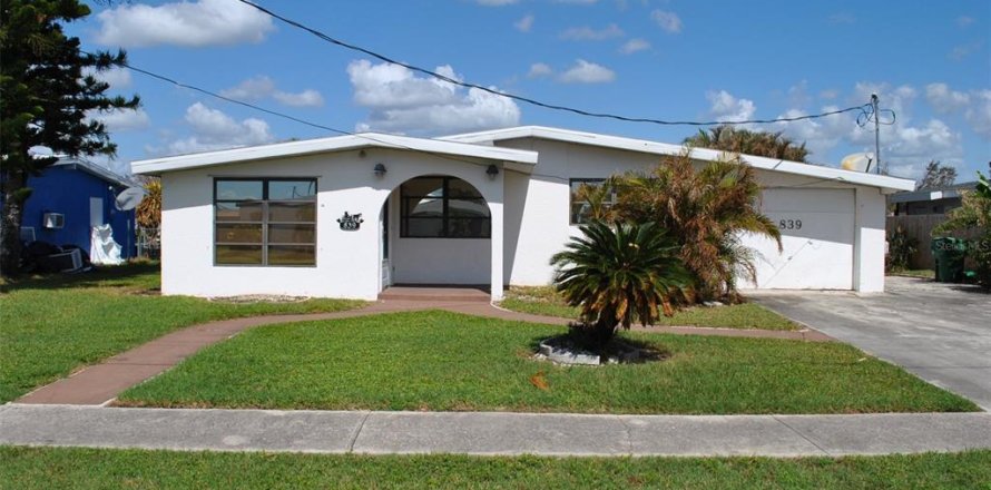 House in Port Charlotte, Florida 3 bedrooms, 176.42 sq.m. № 1414847