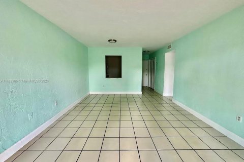 Condominio en venta en Hialeah, Florida, 1 dormitorio, 62.99 m2 № 851378 - foto 4