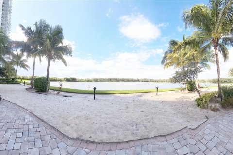 Condo in Fort Lauderdale, Florida, 3 bedrooms  № 1377684 - photo 27