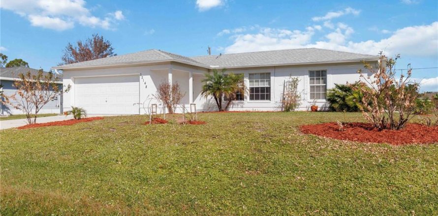 House in Port Charlotte, Florida 3 bedrooms, 110.74 sq.m. № 1416699