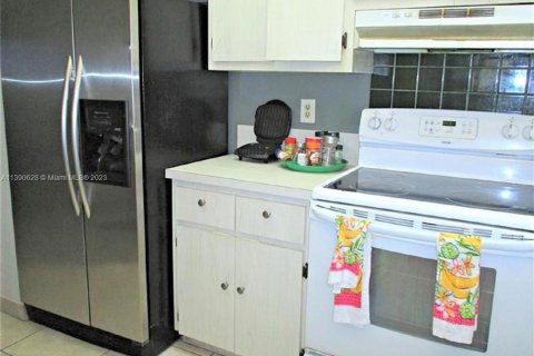 Condo in Lauderhill, Florida, 1 bedroom  № 507570 - photo 2