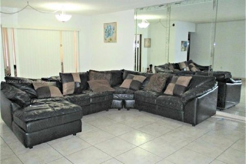 Condo in Lauderhill, Florida, 1 bedroom  № 507570 - photo 7