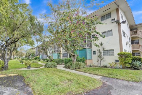 Condo in Miami, Florida, 1 bedroom  № 919432 - photo 23