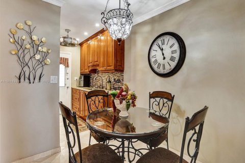 Condo in Miami, Florida, 1 bedroom  № 919432 - photo 6