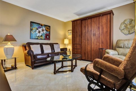 Condo in Miami, Florida, 1 bedroom  № 919432 - photo 8