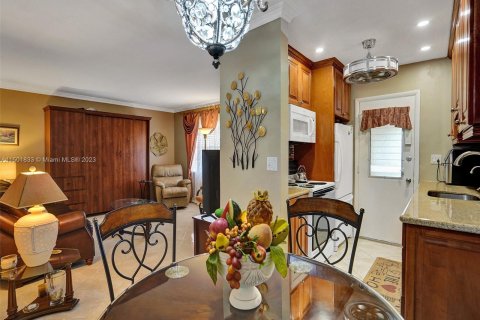 Condo in Miami, Florida, 1 bedroom  № 919432 - photo 1