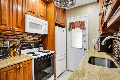 Condo in Miami, Florida, 1 bedroom  № 919432 - photo 3