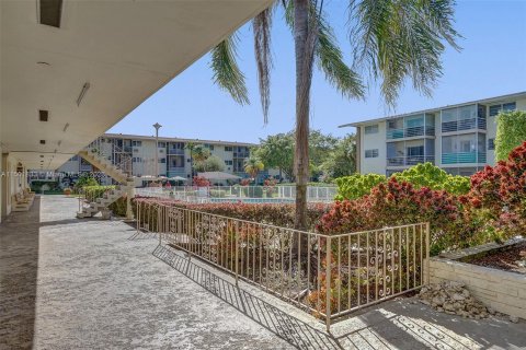 Condo in Miami, Florida, 1 bedroom  № 919432 - photo 25