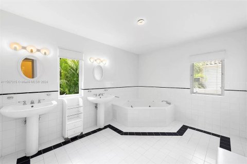 Villa ou maison à vendre à Miami, Floride: 5 chambres, 392.23 m2 № 965111 - photo 16