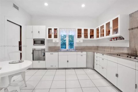 Casa en venta en Miami, Florida, 5 dormitorios, 392.23 m2 № 965111 - foto 12