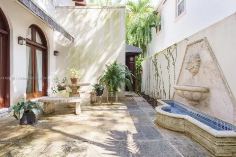 Villa ou maison à vendre à Miami, Floride: 5 chambres, 392.23 m2 № 965111 - photo 19