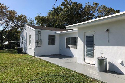 House in Miami, Florida 3 bedrooms, 128.48 sq.m. № 1372689 - photo 14