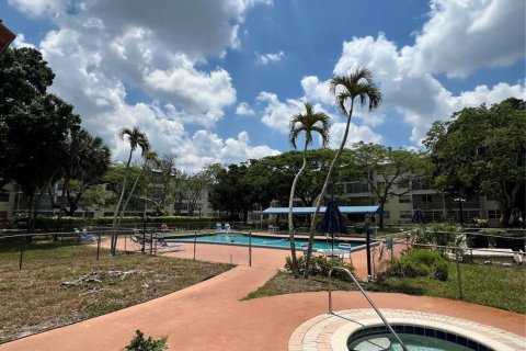 Condo in Lauderdale Lakes, Florida, 1 bedroom  № 1224663 - photo 4