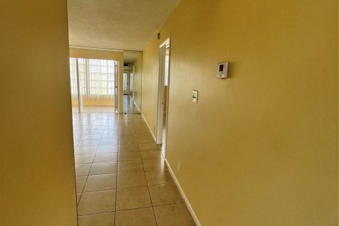 Condo in Lauderdale Lakes, Florida, 1 bedroom  № 1224663 - photo 13