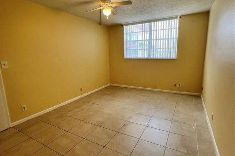 Condo in Lauderdale Lakes, Florida, 1 bedroom  № 1224663 - photo 8