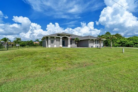 Casa en venta en Lehigh Acres, Florida, 3 dormitorios, 209.68 m2 № 1130945 - foto 2