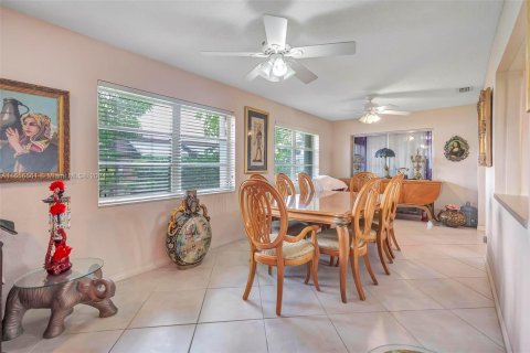 House in Tamarac, Florida 2 bedrooms, 146.69 sq.m. № 1358600 - photo 13