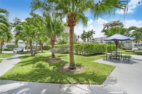 Villa ou maison à louer à Bay Harbor Islands, Floride: 1 chambre, 70.61 m2 № 1358599 - photo 13