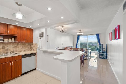 Condominio en venta en North Miami, Florida, 1 dormitorio, 69.68 m2 № 1358601 - foto 1