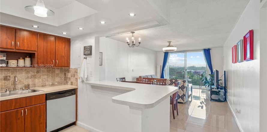 Condominio en North Miami, Florida, 1 dormitorio  № 1358601