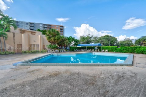 Condominio en venta en North Miami, Florida, 1 dormitorio, 69.68 m2 № 1358601 - foto 18