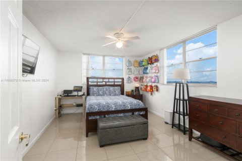 Condominio en venta en North Miami, Florida, 1 dormitorio, 69.68 m2 № 1358601 - foto 13