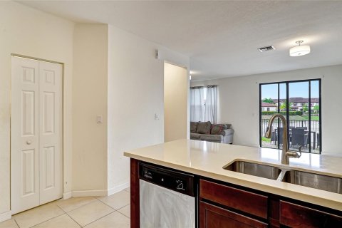 Townhouse in Hialeah, Florida 3 bedrooms, 182.18 sq.m. № 1177452 - photo 21