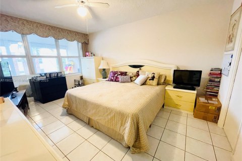Condominio en venta en Hallandale Beach, Florida, 1 dormitorio, 99.5 m2 № 918081 - foto 12
