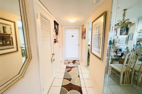 Condominio en venta en Hallandale Beach, Florida, 1 dormitorio, 99.5 m2 № 918081 - foto 3