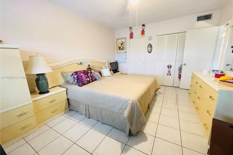Condominio en venta en Hallandale Beach, Florida, 1 dormitorio, 99.5 m2 № 918081 - foto 13