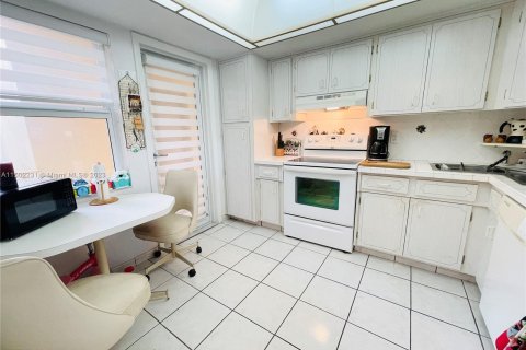 Condominio en venta en Hallandale Beach, Florida, 1 dormitorio, 99.5 m2 № 918081 - foto 8