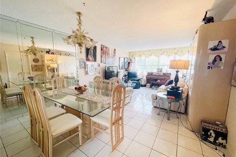 Copropriété à vendre à Hallandale Beach, Floride: 1 chambre, 99.5 m2 № 918081 - photo 4