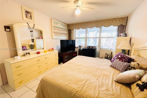 Condo in Hallandale Beach, Florida, 1 bedroom  № 918081 - photo 14