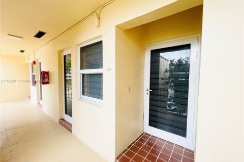 Condominio en venta en Hallandale Beach, Florida, 1 dormitorio, 99.5 m2 № 918081 - foto 2