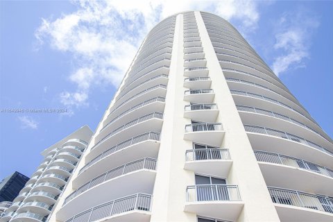 Condo in Sunny Isles Beach, Florida, 2 bedrooms  № 1332252 - photo 1