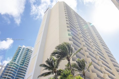 Condo in Sunny Isles Beach, Florida, 2 bedrooms  № 1332252 - photo 2