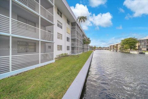 Condo in North Miami Beach, Florida, 1 bedroom  № 1272713 - photo 4