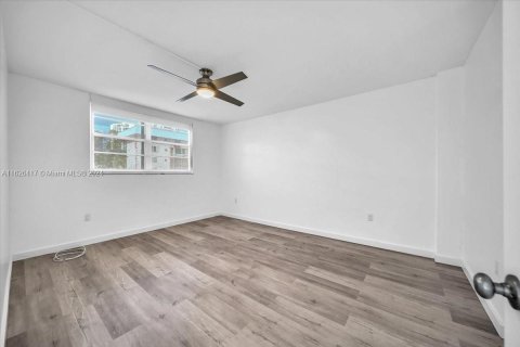 Condo in North Miami Beach, Florida, 1 bedroom  № 1272713 - photo 13