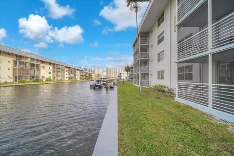 Condo in North Miami Beach, Florida, 1 bedroom  № 1272713 - photo 20