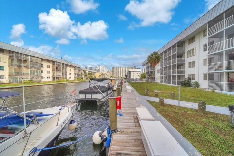 Condo in North Miami Beach, Florida, 1 bedroom  № 1272713 - photo 19