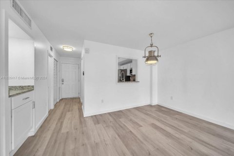 Condo in North Miami Beach, Florida, 1 bedroom  № 1272713 - photo 11