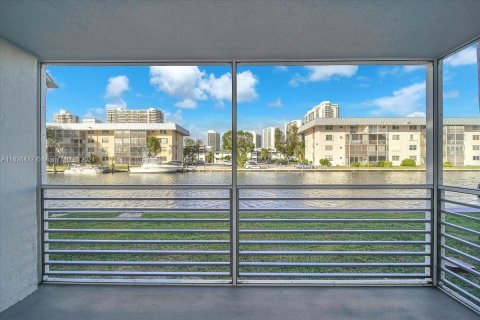 Condominio en venta en North Miami Beach, Florida, 1 dormitorio, 75.44 m2 № 1272713 - foto 2