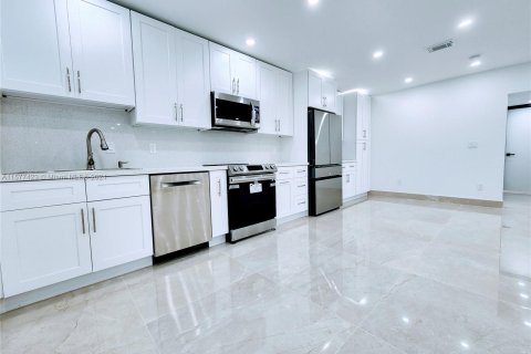 Condominio en venta en North Miami, Florida, 2 dormitorios, 106.47 m2 № 1146871 - foto 6