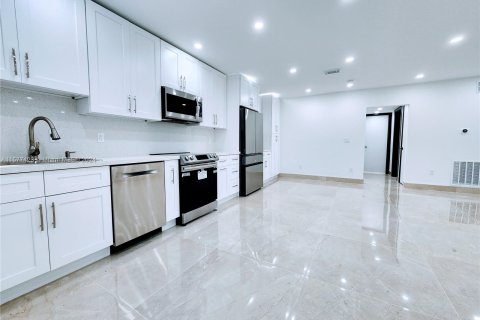 Condominio en venta en North Miami, Florida, 2 dormitorios, 106.47 m2 № 1146871 - foto 4